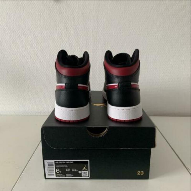 Jordan 1 mid bred toe red maat 38,5