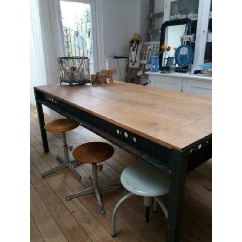 eiken eetkamertafel met stalen onderstel eikenhout