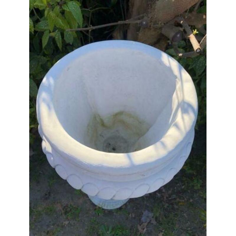 Mooie grote vaas-kruik-bloembak op sokkel,zuil-tuin-deco