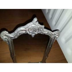 Brocante spiegel met zilverkleurige lijst