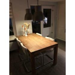 Teakhouten eettafel.