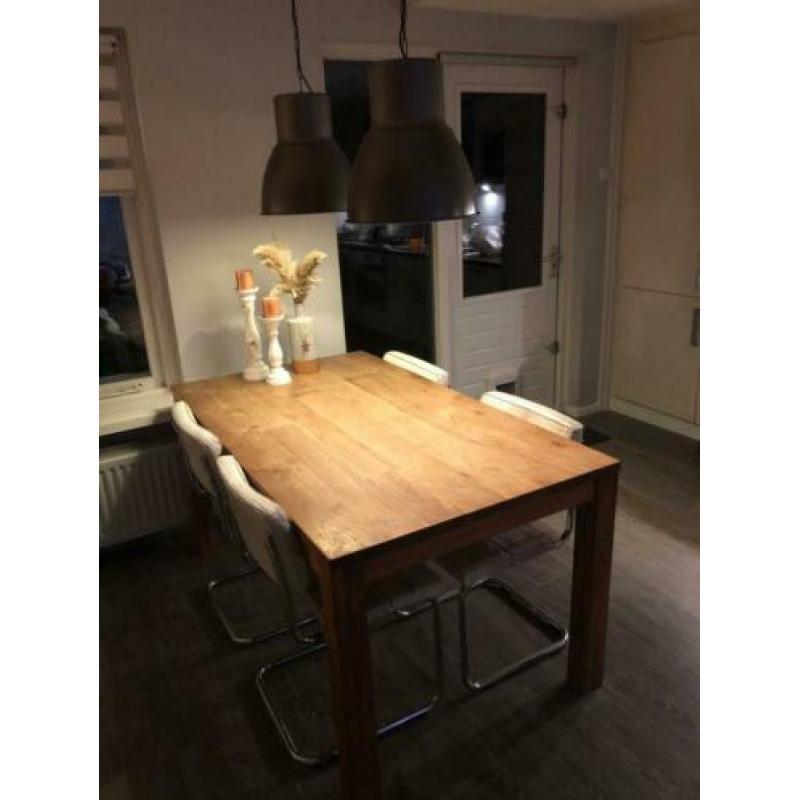 Teakhouten eettafel.