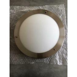 Eenvoudige plafoniere, metalen rand, wit glazen kap