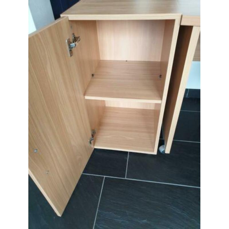 Bureau incl. boekenkast