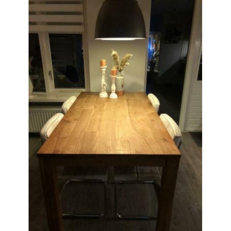 Teakhouten eettafel.