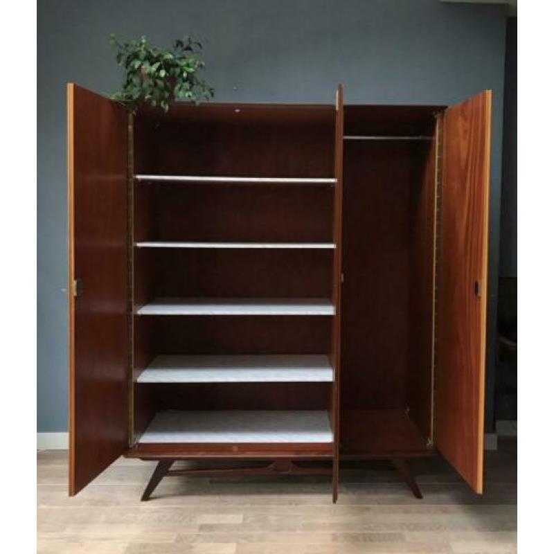 Prachtige vintage / retro houten kledingkast kast hang leg