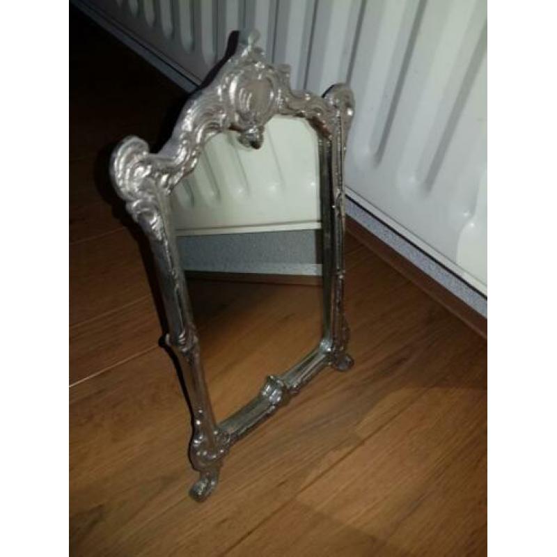Brocante spiegel met zilverkleurige lijst