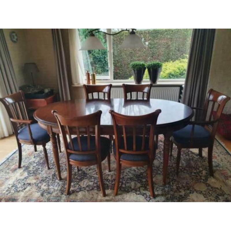 Eettafel met stoelen