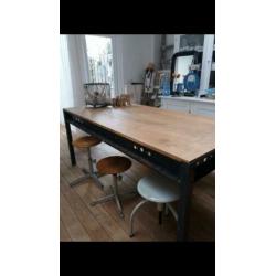 eiken eetkamertafel met stalen onderstel eikenhout