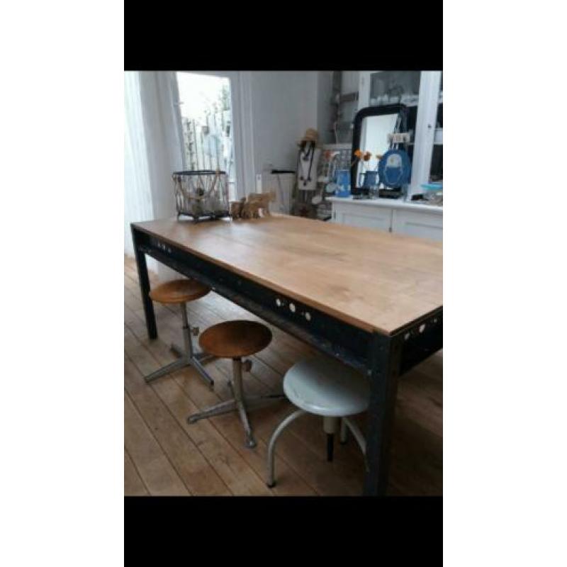 eiken eetkamertafel met stalen onderstel eikenhout