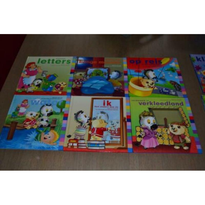 15 Delen van de kinderboekenserie HotelDeBotel. = 7,50 euro.
