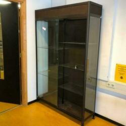 Prachtige vitrinekast met glazen schuifdeuren en schappen