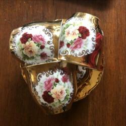 Goudkleurige kopjes en schoteltjes