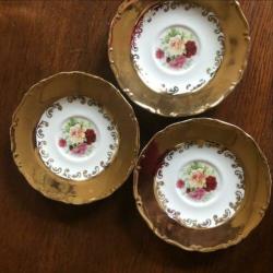 Goudkleurige kopjes en schoteltjes