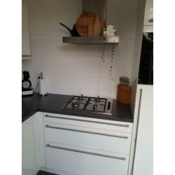 Goed uitziende wit hoogglans keuken