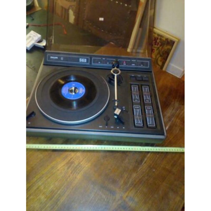 Philips speler 563 zonder boxen spelend te horen