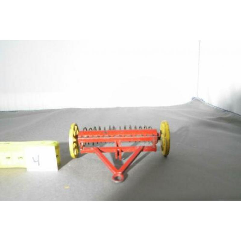 Hay rake, dinky toys (4) incompleet