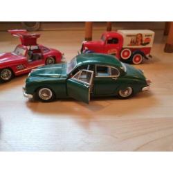Model auto's / schaal auto's Mercedes jaguar enz