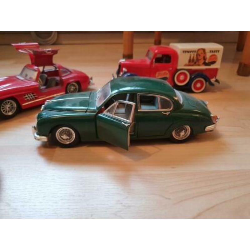Model auto's / schaal auto's Mercedes jaguar enz