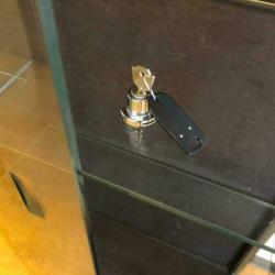 Prachtige vitrinekast met glazen schuifdeuren en schappen