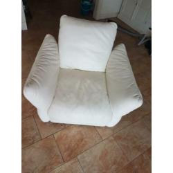 KUKA roomwitte zacht lederen fauteuil met ligstanden