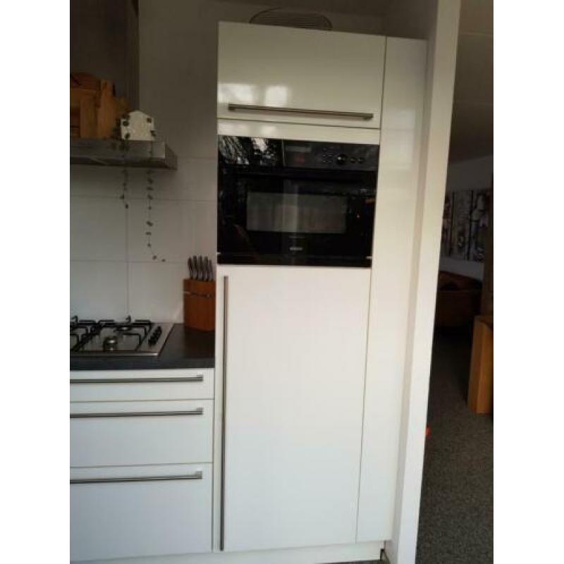 Goed uitziende wit hoogglans keuken