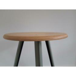 Hout met groen/grijs onderstel