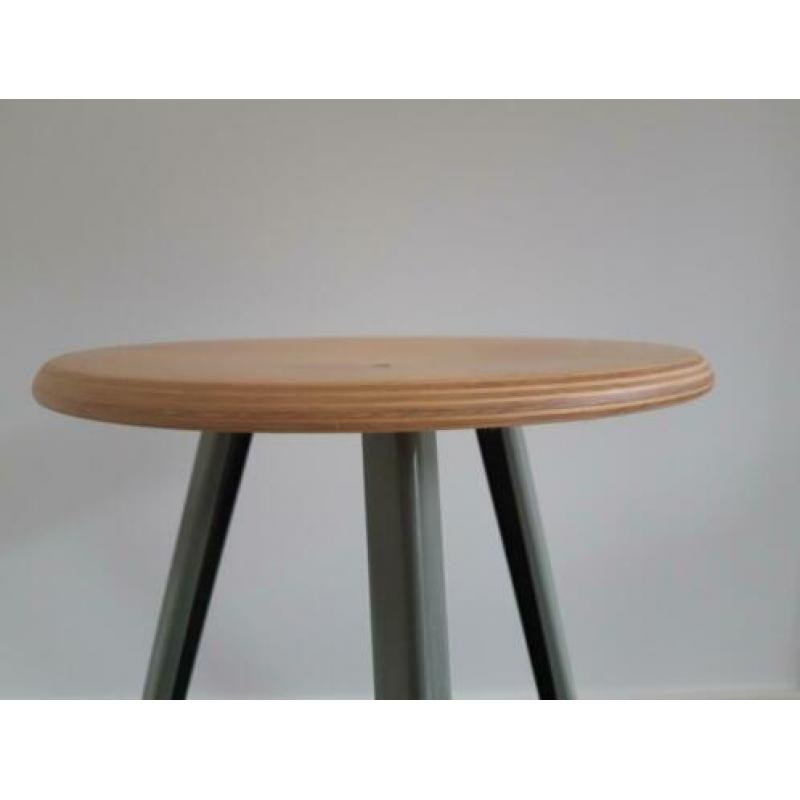 Hout met groen/grijs onderstel