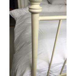Tweepersoonsbed met lattenbodem 140x200cm