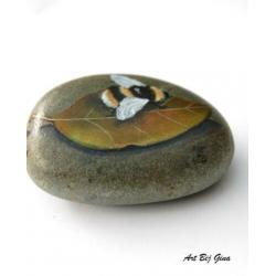 Rock-Art mooie hand beschilderde steen , Hommel op blad