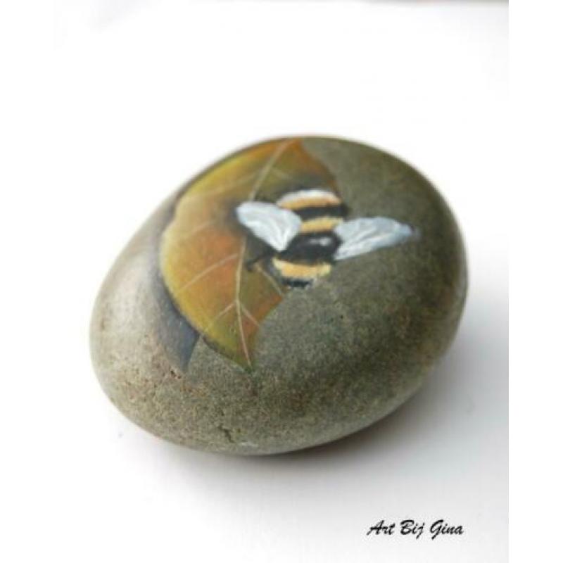 Rock-Art mooie hand beschilderde steen , Hommel op blad