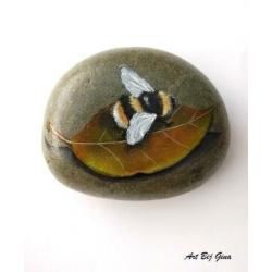 Rock-Art mooie hand beschilderde steen , Hommel op blad