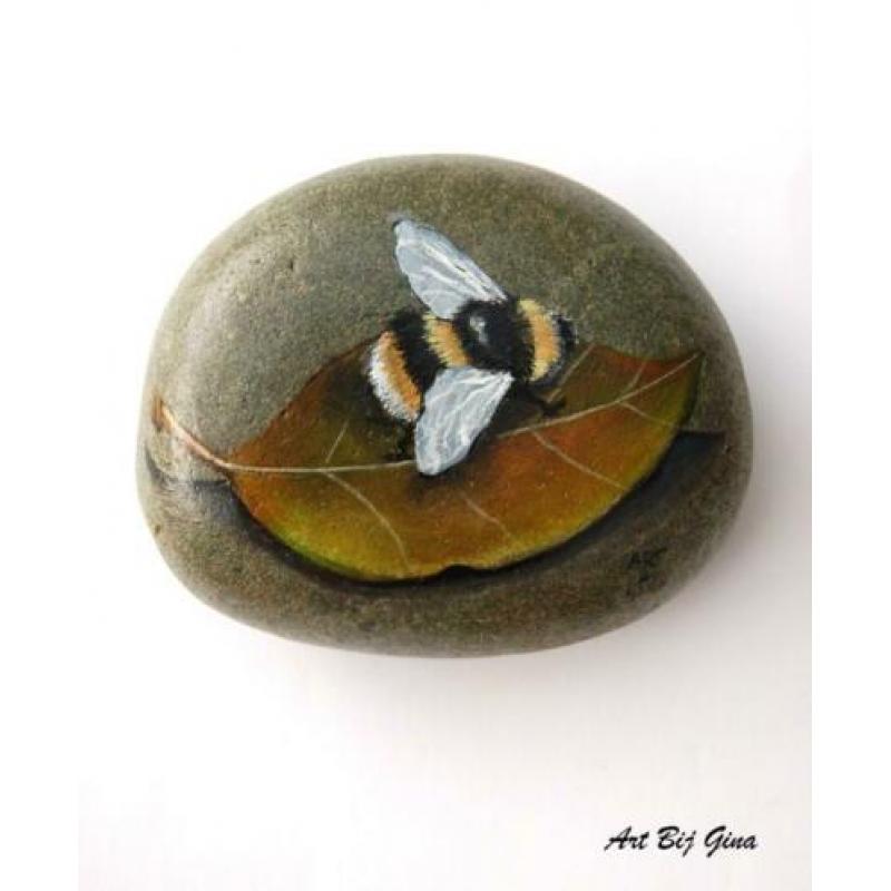 Rock-Art mooie hand beschilderde steen , Hommel op blad