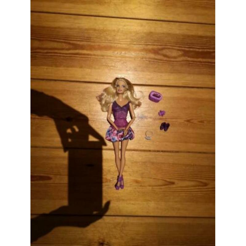 Barbie met paarse pluk in haar