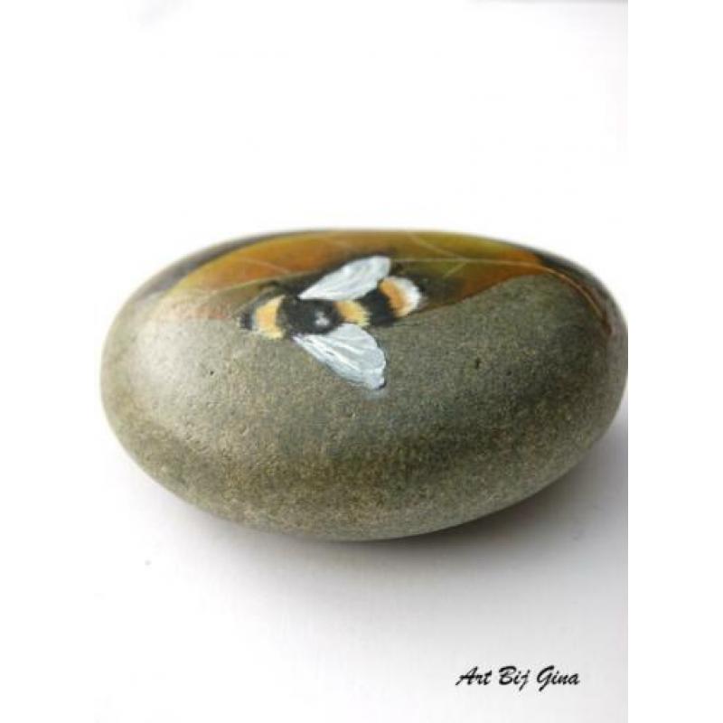 Rock-Art mooie hand beschilderde steen , Hommel op blad