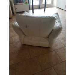 KUKA roomwitte zacht lederen fauteuil met ligstanden