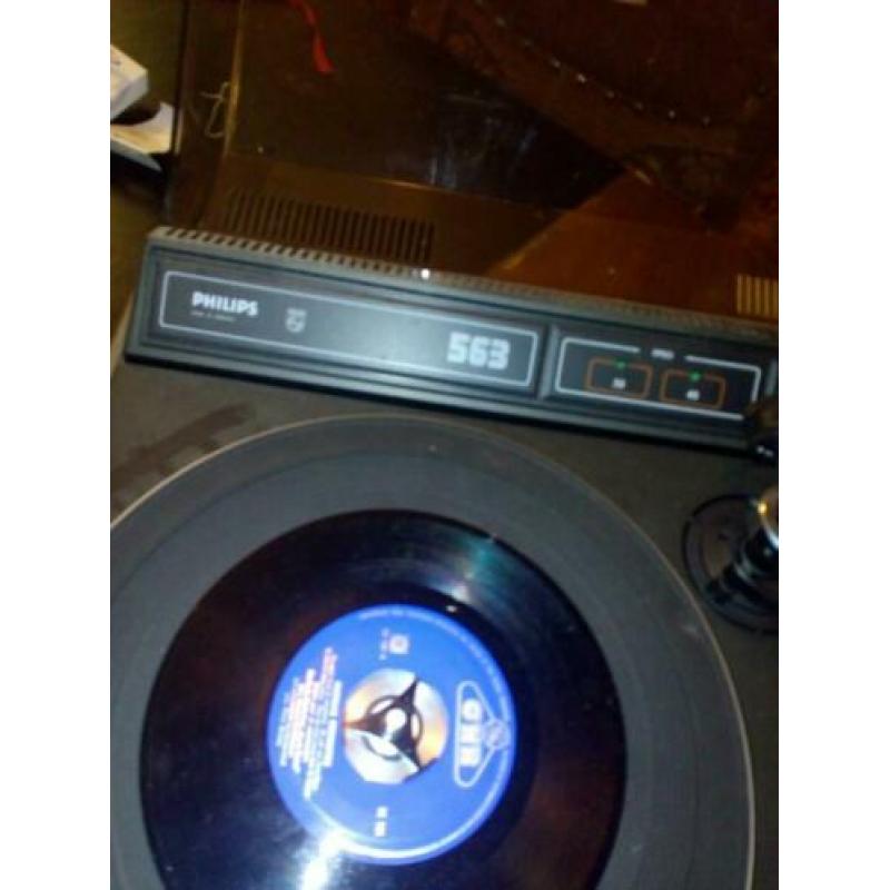 Philips speler 563 zonder boxen spelend te horen