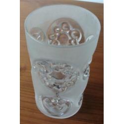 Grote, zware , glazen vaas, mat glas en 8 heldere medaillons