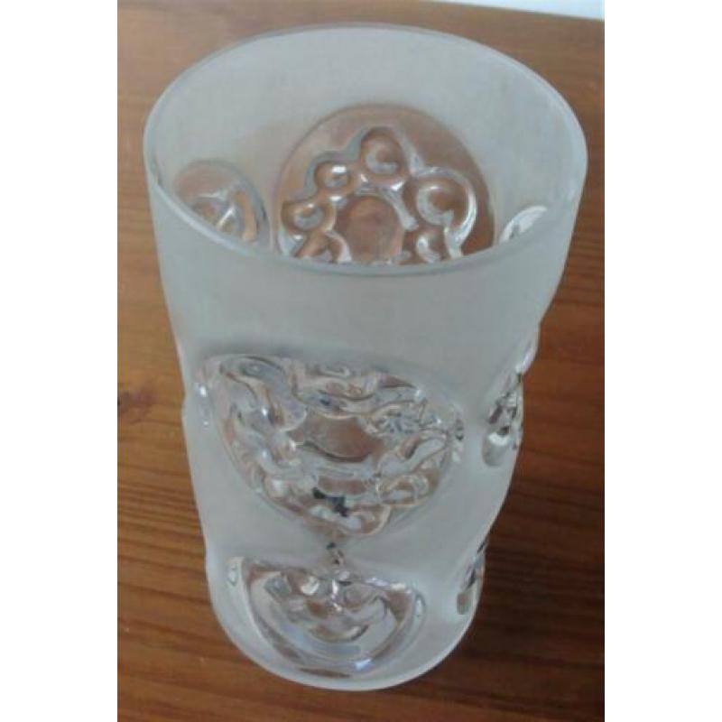 Grote, zware , glazen vaas, mat glas en 8 heldere medaillons