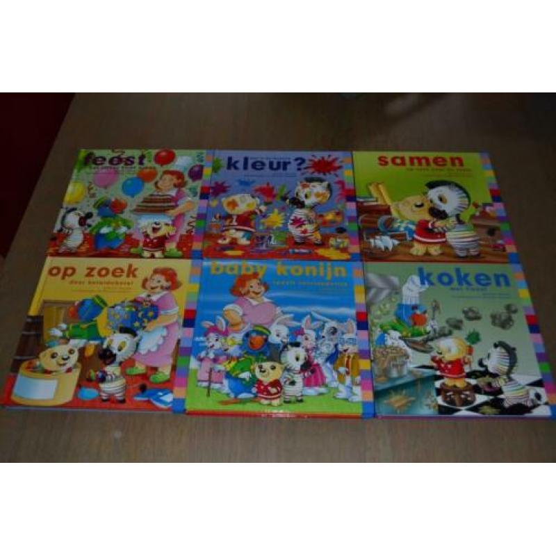 15 Delen van de kinderboekenserie HotelDeBotel. = 7,50 euro.