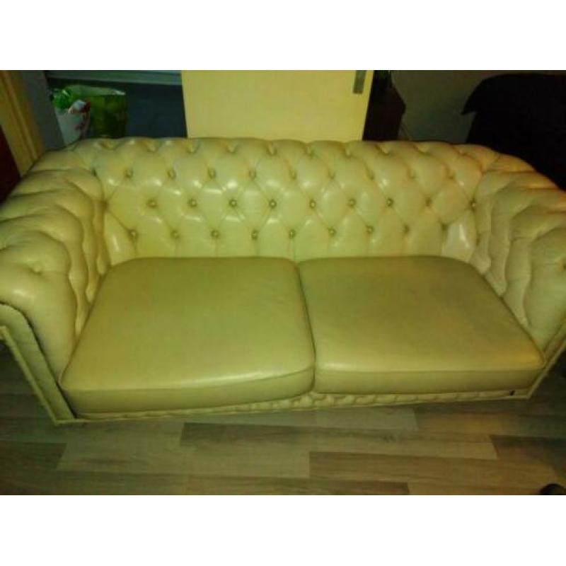 Chesterfield 2-zits bank en fauteuil te koop.