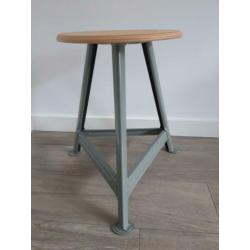 Hout met groen/grijs onderstel