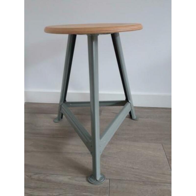 Hout met groen/grijs onderstel