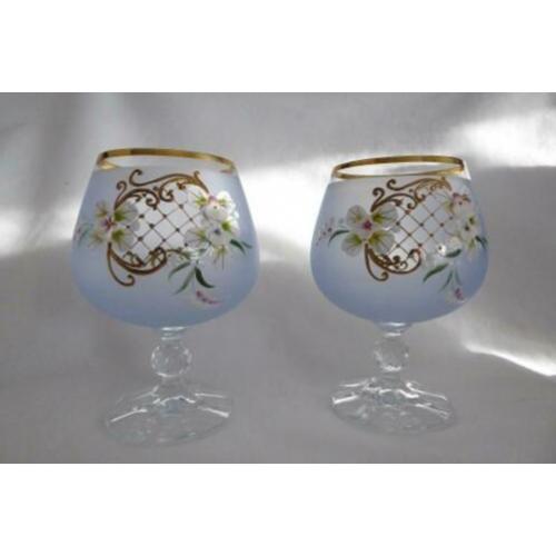 Twee boheems lichtblauw, gesatineerd gekleurde cognac glazen