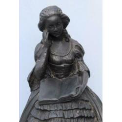art deco beeld vrouw met hond H 32 cm C