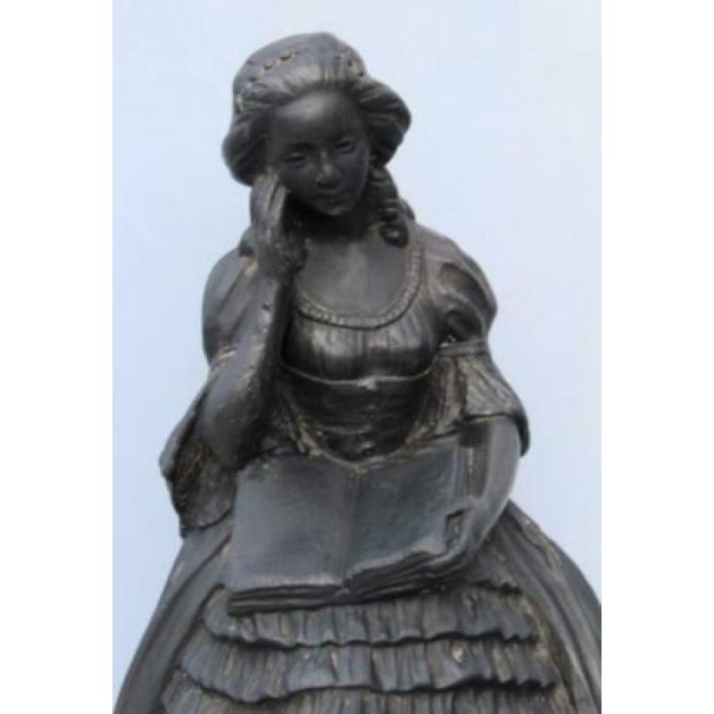 art deco beeld vrouw met hond H 32 cm C