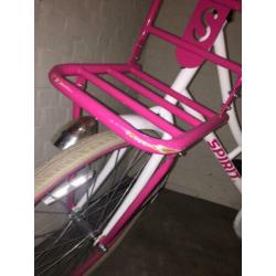 Mooie oma fiets meisje