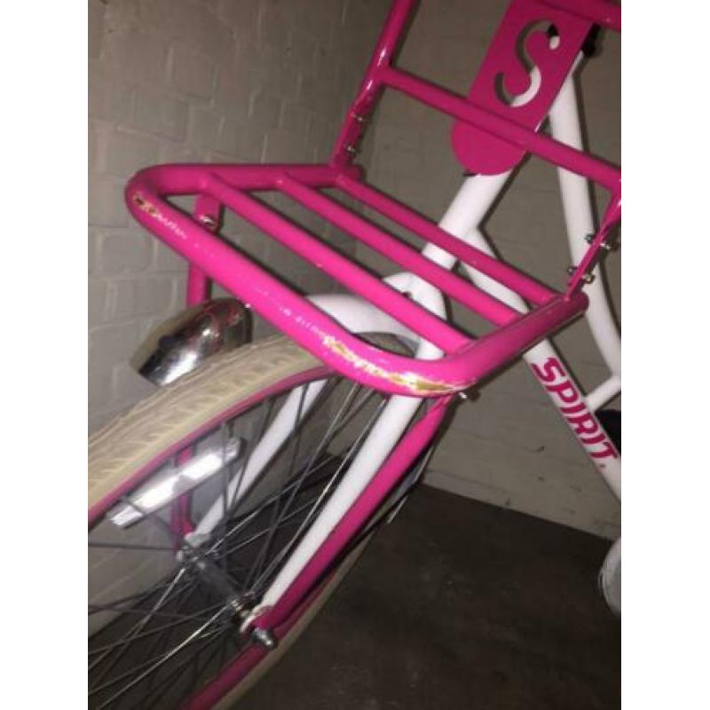 Mooie oma fiets meisje