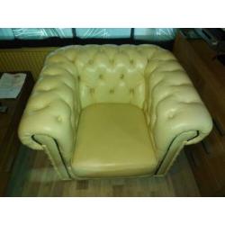 Chesterfield 2-zits bank en fauteuil te koop.