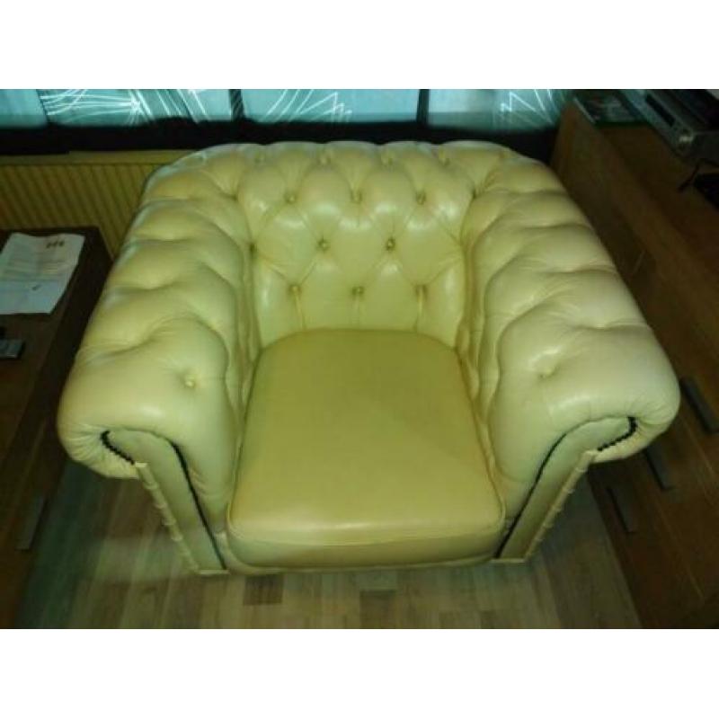 Chesterfield 2-zits bank en fauteuil te koop.